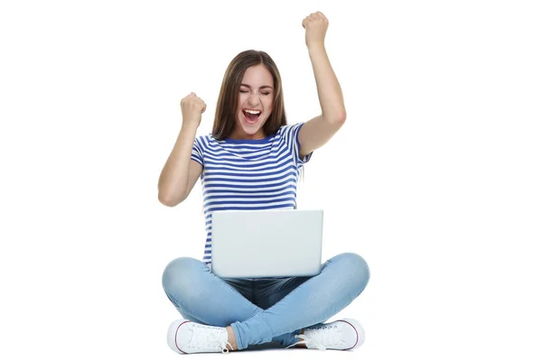 Молодая девушка с ноутбуком компьютер сидит на белом фоне — стоковое фото