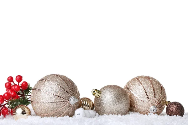 Bolas de Natal com neve e bagas vermelhas no fundo branco — Fotografia de Stock