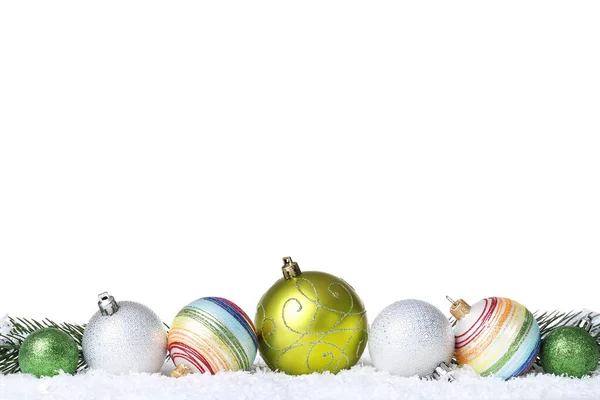 Boules de Noël colorées avec branches de sapin sur fond blanc — Photo