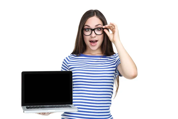 Młoda dziewczyna w okularach z laptopem odizolowana na biało — Zdjęcie stockowe
