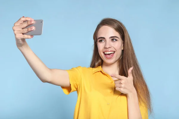 Young beautiful girl showing thumb up and making selfie on smart — Stock Photo, Image