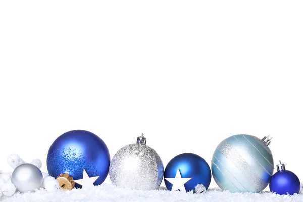 Kerstballen met sneeuw op witte achtergrond — Stockfoto