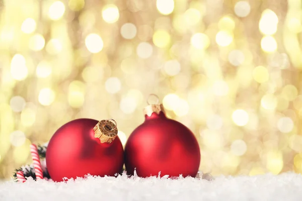 Kerstballen met snoepjes op wazige achtergrond — Stockfoto