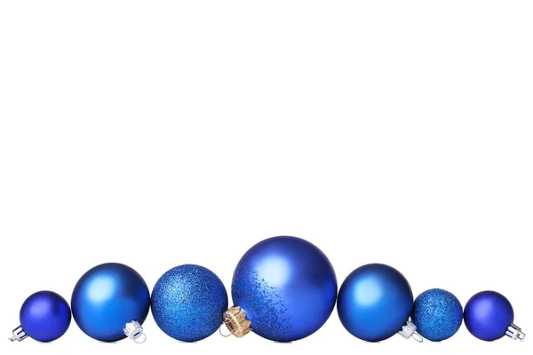 Blauwe kerstballen geïsoleerd op witte achtergrond — Stockfoto