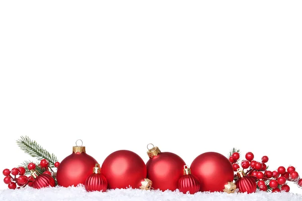 Palle di Natale con neve e bacche rosse su sfondo bianco — Foto Stock