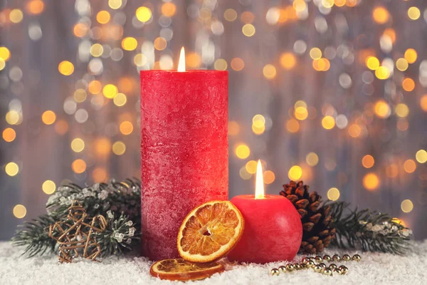 Рождественские свечи с ветвями елки и сухие апельсины на пятно — стоковое фото