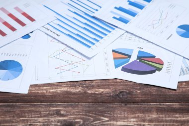 Ahşap masa üzerinde grafik ve grafikler imal mali kağıtlar