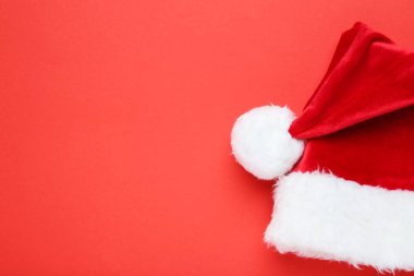 Kırmızı arka planda kırmızı Noel Baba şapkası