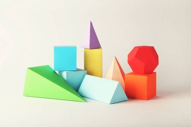 Gri arkaplanda renkli kağıt geometrik şekiller