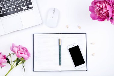 Wh akıllı telefon, not defteri ve şakayık çiçekler ile Dizüstü bilgisayar