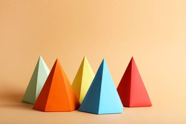 Bej arkaplanda renkli kağıt geometrik şekiller