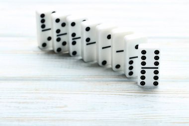Beyaz ahşap masa üzerinde Domino