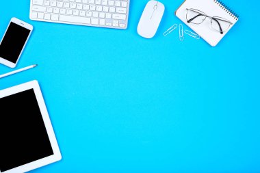 Tablet, akıllı telefon, mozaik ve gözlüklü klavye bilgisayarı 