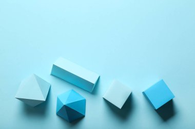 Mavi arkaplanda kağıt geometrik şekiller
