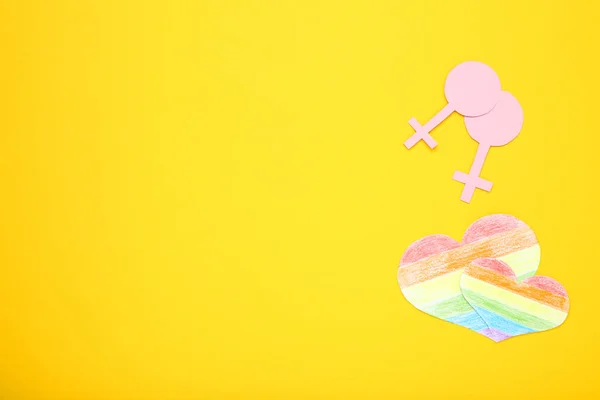 Regenboog papieren harten met gendertekens op gele achtergrond — Stockfoto