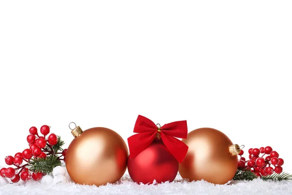 Bolas de Natal com neve e bagas vermelhas no fundo branco — Fotografia de Stock