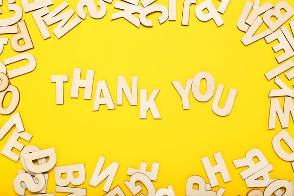 Λέξη Σας ευχαριστώ με ξύλινα γράμματα σε κίτρινο φόντο — Φωτογραφία Αρχείου