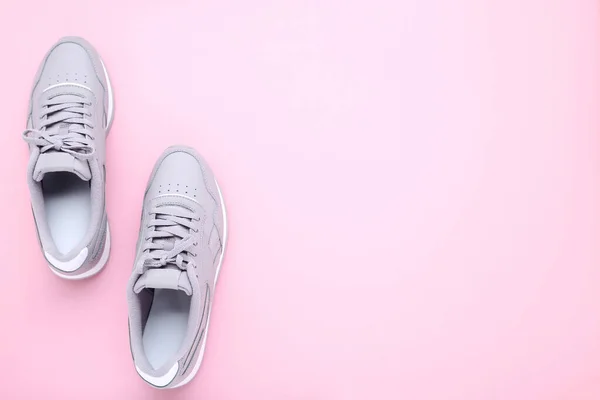 Šedá sportovní obuv na růžovém pozadí — Stock fotografie