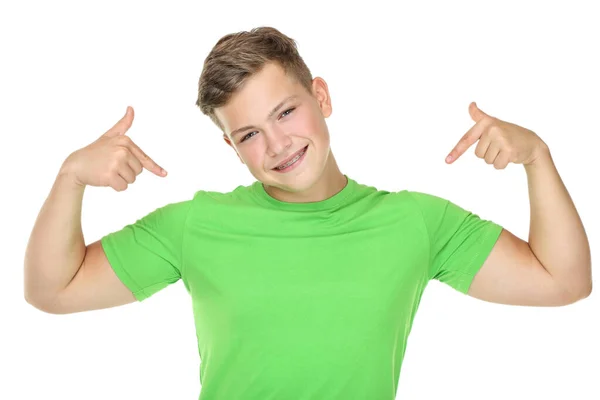 Retrato de un joven con frenos dentales mostrando con los dedos en h — Foto de Stock