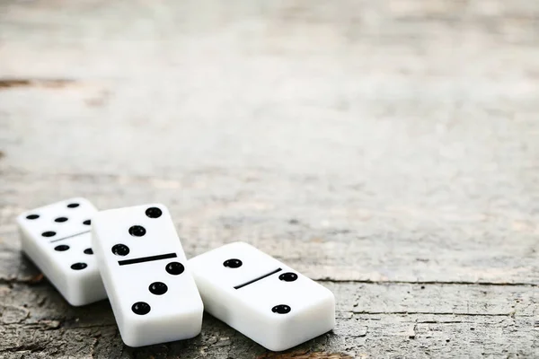 Domino su tavolo grigio in legno — Foto Stock
