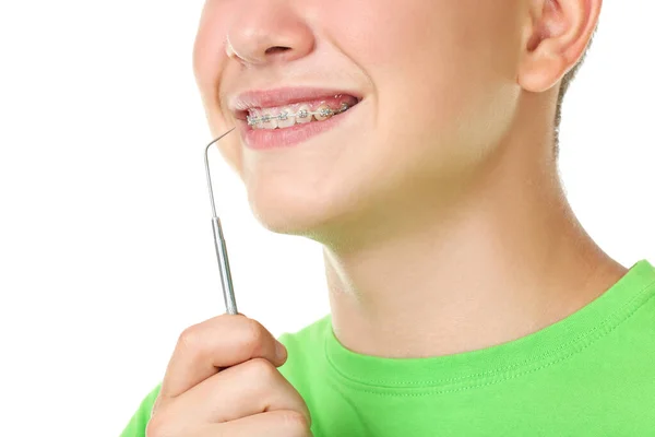 Joven con herramienta de dentista sobre fondo blanco — Foto de Stock