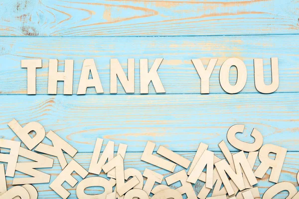 Λέξη Σας ευχαριστώ με ξύλινα γράμματα σε μπλε τραπέζι — Φωτογραφία Αρχείου