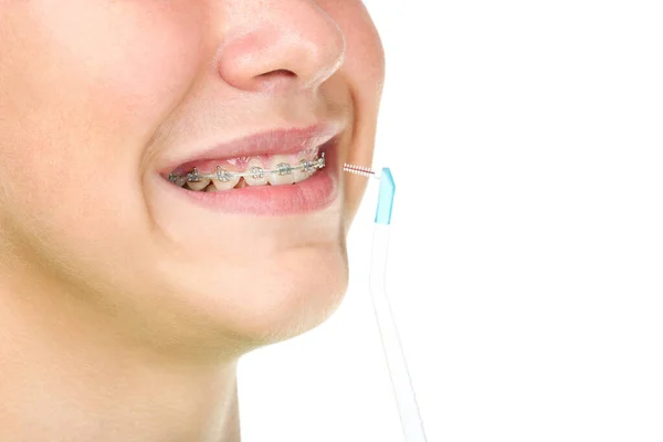 Joven con cepillo de dientes sobre fondo blanco — Foto de Stock