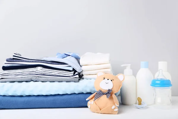 Ditutup pakaian dengan mainan beruang lembut dan perlengkapan bayi — Stok Foto