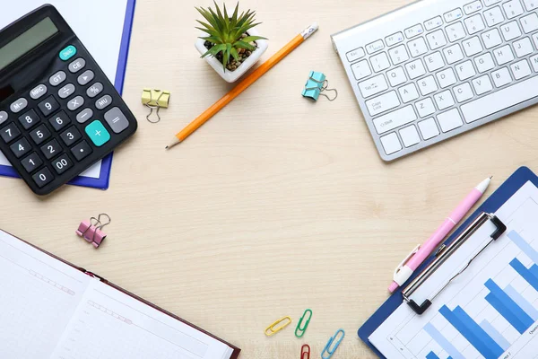 Financieel papier met toetsenbord, rekenmachine, notitieblok en groene pla — Stockfoto