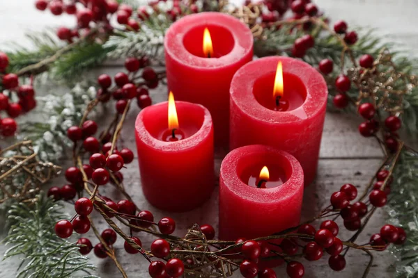Рождественские свечи с красными ягодами и елками на елке — стоковое фото