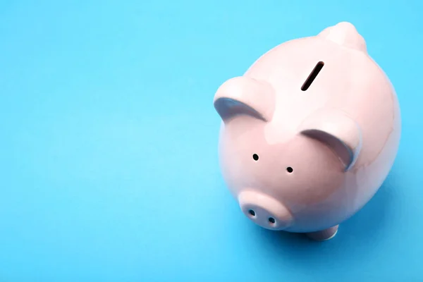 Pink Piggy Bank em fundo azul — Fotografia de Stock