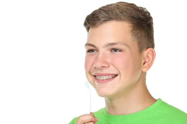年轻人用牙刷查出在白色背景 — 图库照片