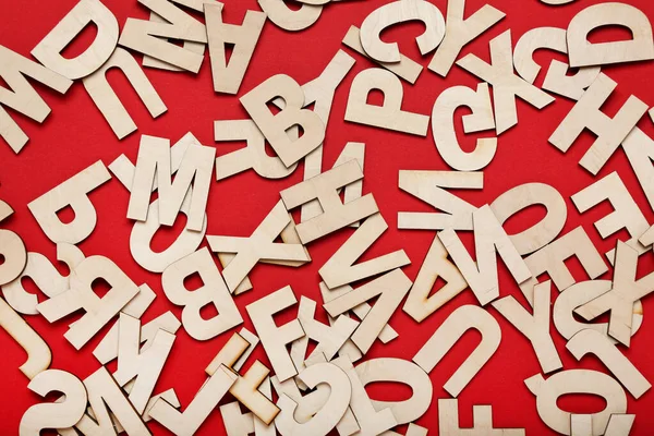 Holzbuchstaben auf rotem Hintergrund — Stockfoto