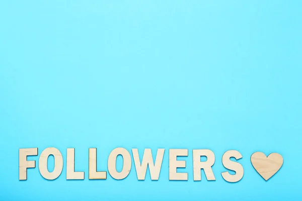 Word követők fa betűkkel kék háttér — Stock Fotó