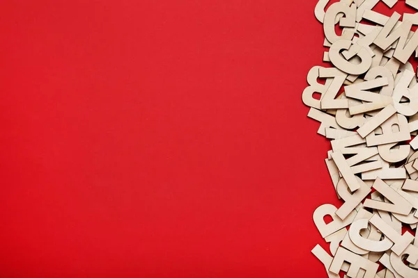 Holzbuchstaben auf rotem Hintergrund — Stockfoto