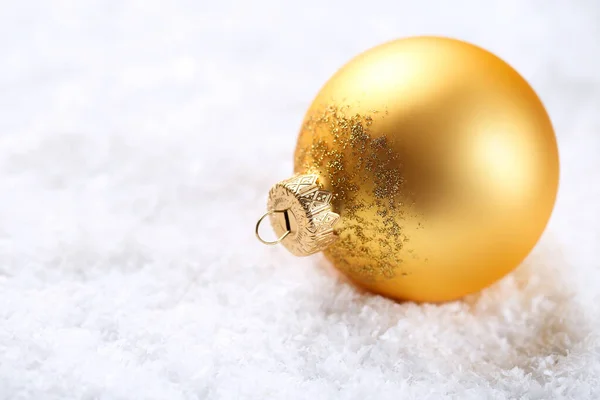 Kerstbal op witte sneeuw — Stockfoto
