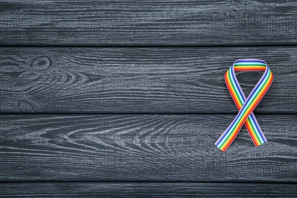 黑色木制桌子上的彩虹缎带 — 图库照片