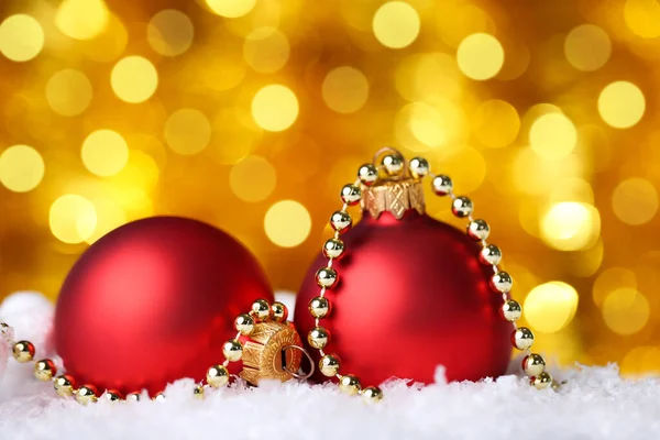 Kerstmis kerstballen met kralen op wazig achtergrond — Stockfoto