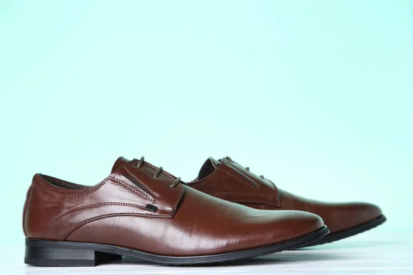 Sapatos de couro masculino no fundo azul — Fotografia de Stock