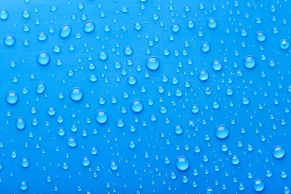 Gotas de agua sobre fondo azul —  Fotos de Stock