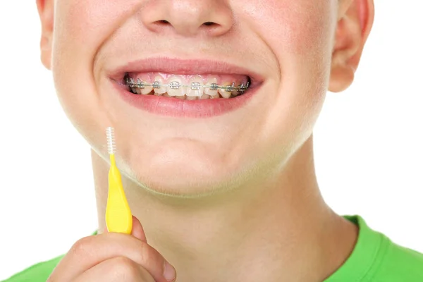 Jovem com escova de dentes no fundo branco — Fotografia de Stock