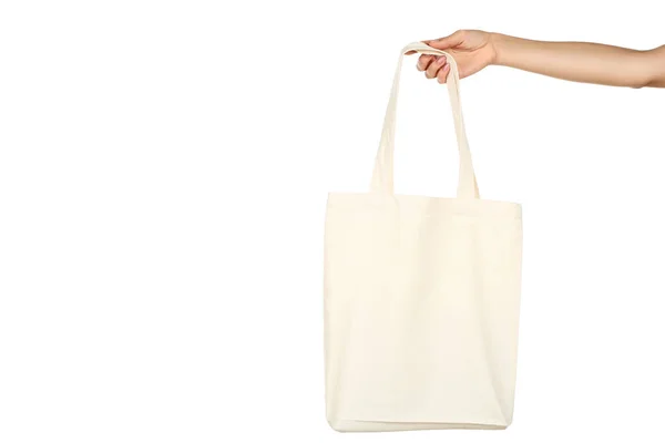 Женщина держит белую хлопковую эко-сумку на белом фоне — стоковое фото