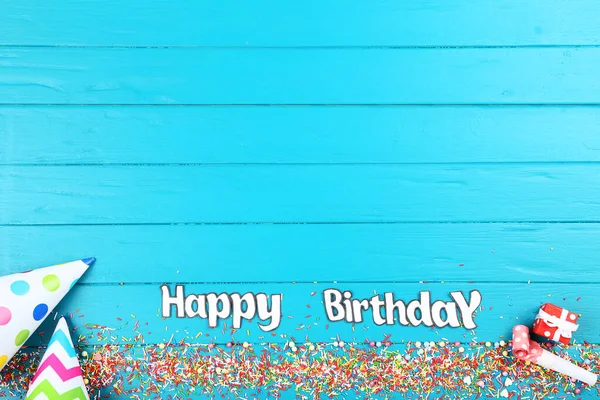 Texto Feliz Aniversário com decorações de festa e polvilhas em madeira — Fotografia de Stock