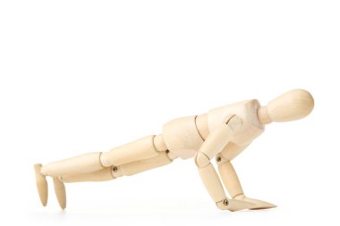 Tahta figür beyaz arkaplan üzerinde alıştırma yapıyor