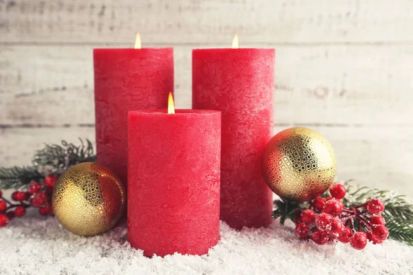 Χριστουγεννιάτικα κεριά με μπιχλιμπίδια και κόκκινα μούρα σε λευκό ξύλινο b — Φωτογραφία Αρχείου