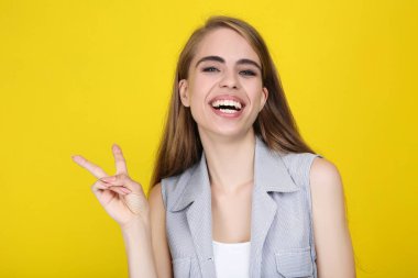 Sarı arka planda güzel bir kız.