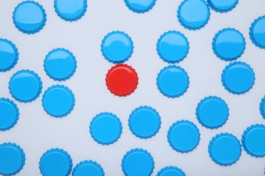 Gri arka planda şişe kapakları lideri