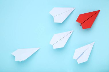 Mavi arka planda kağıt uçak lideri