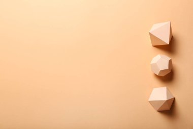 Bej arkaplanda kağıt geometrik şekiller