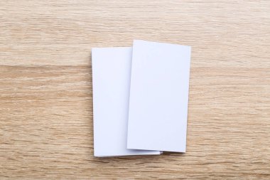 Kahverengi ahşap masa üzerinde boş kartvizit